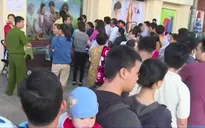 Hàng trăm người dân TP.HCM xếp hàng dài chờ tiêm vaccine cho con