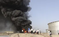 Yemen: Trúng tên lửa, nhà máy lọc dầu cháy lớn