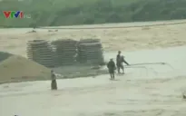 Yên Bái: Người dân bất chấp nguy hiểm lội suối bắt cá, vớt củi