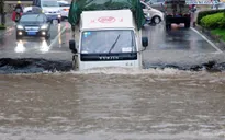 Trung Quốc: Giải cứu hơn 40 người mắc kẹt trong ô tô do ngập lụt