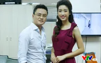 Hoa hậu Mỹ Linh thích thú chụp ảnh cùng các BTV VTV
