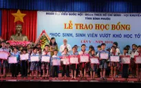 Bình Phước: Trao 374 học bổng “Học sinh, sinh viên vượt khó học tốt”
