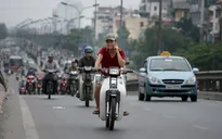 Vừa lái ô tô vừa dùng điện thoại phạt 800.000 đồng