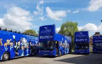 Leicester City chơi trội, dùng tới 4 chiếc xe buýt để rước cúp