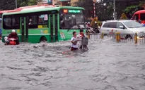 Cửa ngõ sân bay Tân Sơn Nhất lại ngập sâu sau mưa lớn