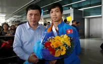 Công Phượng lập tức được đưa đi khám sau khi trở về Việt Nam