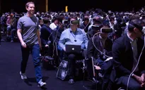 Bức ảnh chụp Mark Zuckerberg khiến cả thế giới lo sợ về tương lai giống như phim Ma Trận