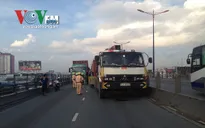 Cầu vượt Thủ Đức tê liệt vì va chạm giao thông