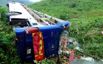 Nỗ lực cứu chữa nạn nhân vụ lật xe khách ở Quảng Nam
