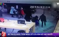 VIDEO: Hàng trăm mảnh vỡ cửa kính đổ ập vào em bé