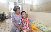 Tai nạn hi hữu: Bé trai nghịch dây bị thắt cổ