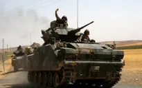 Xe tăng Thổ Nhĩ Kỳ tiếp tục tràn vào Syria diệt IS