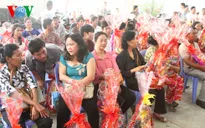 Đại sứ quán Việt Nam thăm và tặng quà Tết cho bà con Việt kiều