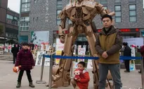 Cha tự chế người máy Transformer cho con từ giấy các-tông
