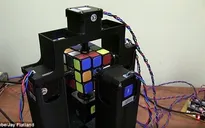 Chú robot chỉ mất hơn một giây để giải rubik