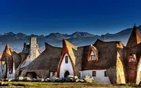 Khách sạn làm bằng rơm và đất sét đẹp như cổ tích ở Transylvania