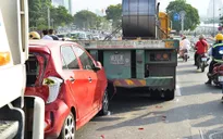 TPHCM: 3 ô tô tông nhau trên cầu Khánh Hội, giao thông ùn ứ kéo dài
