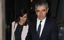 Mr Bean chung sống với bạn gái kém 29 tuổi