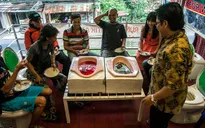 Quán cà phê gây sốc khi phục vụ đồ uống trong bồn cầu