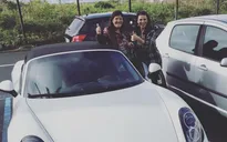 Ronaldo mừng sinh nhật mẹ bằng siêu xe Porsche