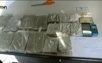 Sơn La: Bắt quả tang 2 đối tượng vận chuyển 12 bánh heroin