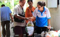 Cán bộ phường nấu cơm miễn phí cho các hộ dân nghèo