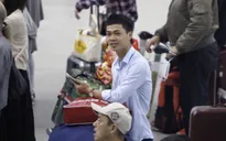 Công Phượng đến Nhật Bản với kiểu đầu lạ mắt