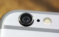 Lỗ nhỏ cạnh camera sau của iPhone có tác dụng gì?