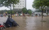 Người dân Hà Nội khổ sở sau trận mưa ngập