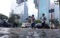 Hà Nội ngập nặng, giao thông tê liệt sáng 25/5