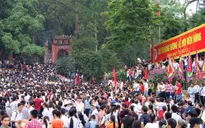 Hàng nghìn du khách về dự Lễ hội Đền Hùng