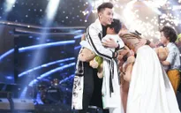 Cậu bé hát đám cưới Hồ Văn Cường bị “ném đá”, GK Isaac tức giận
