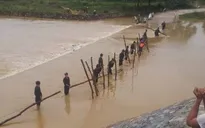 Hòa Bình: Rủ nhau tắm sông, 2 thanh niên bị lũ cuốn trôi