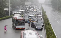 Trung Quốc: Mưa bão khiến hàng nghìn người bị mắc kẹt