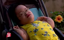Nghị lực "tàn nhưng không phế" của cô gái xương thủy tinh