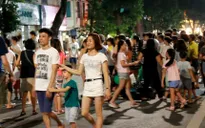 Người dân vui vẻ, khách du lịch hào hứng trên phố đi bộ quanh hồ Hoàn Kiếm