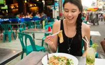 Đi du lịch nên ăn uống thế nào để đảm bảo sức khỏe?