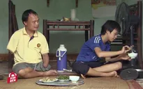 Cảnh "gà trống nuôi con" của người đàn ông tật nguyền