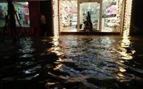 Nhiều tuyến đường Hà Nội thành sông sau mưa lớn
