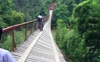 Lật cầu treo tại Lào, hơn 50 người rơi xuống sông