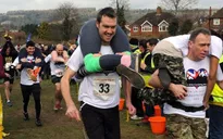 Hài hước cuộc thi chồng cõng vợ chạy tại Anh