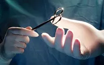 Nghệ An đình chỉ bác sĩ mổ nhầm tay cho bệnh nhi 6 tuổi