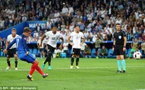 VIDEO EURO 2016: Schweinsteiger để bóng chạm tay, Griezmann mở tỷ số từ chấm phạt đền