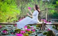 Mai Thu Huyền khoe sắc bên hoa súng