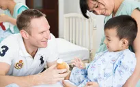Câu chuyện cảm động về ông Tây đạp xe gây quỹ mổ tim cho trẻ