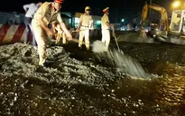 Cảnh sát giao thông Bình Dương lấp “hố tử thần” trong đêm