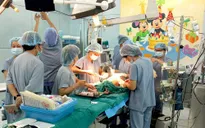 Cứu sống bé trai rơi từ tầng 2 bị sắt đâm thủng tim, phổi