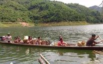 Hiểm nguy rình rập trên những chuyến đò không phao cứu sinh