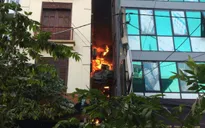 Cháy nhà dân tại phố Đội Cấn (Hà Nội), cả nhà may mắn thoát nạn