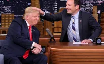 Donald Trump chịu bị vò tóc để chứng minh "hàng thật"